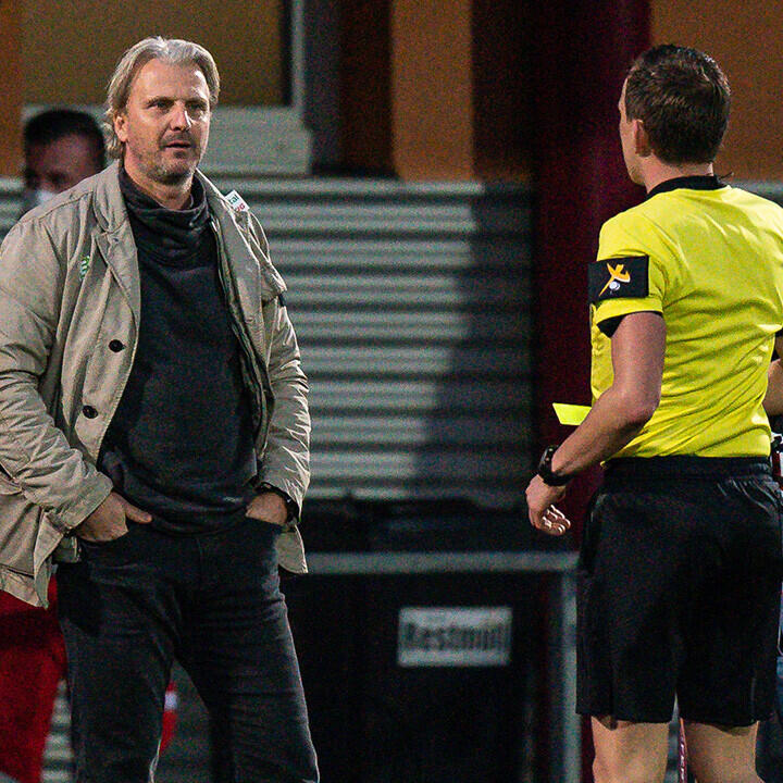 Hartberg-Trainer Schopp greift Schiedsrichter an