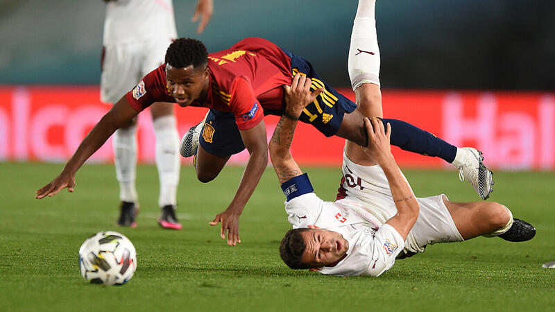 Spanien besiegt Schweiz knapp