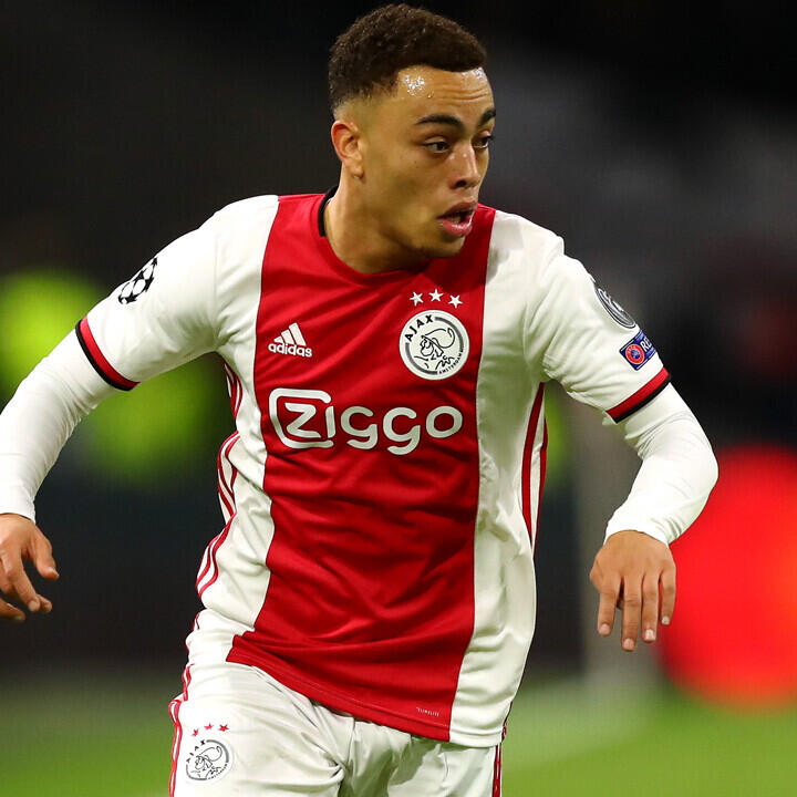 Fix: Barcelona holt Sergino Dest