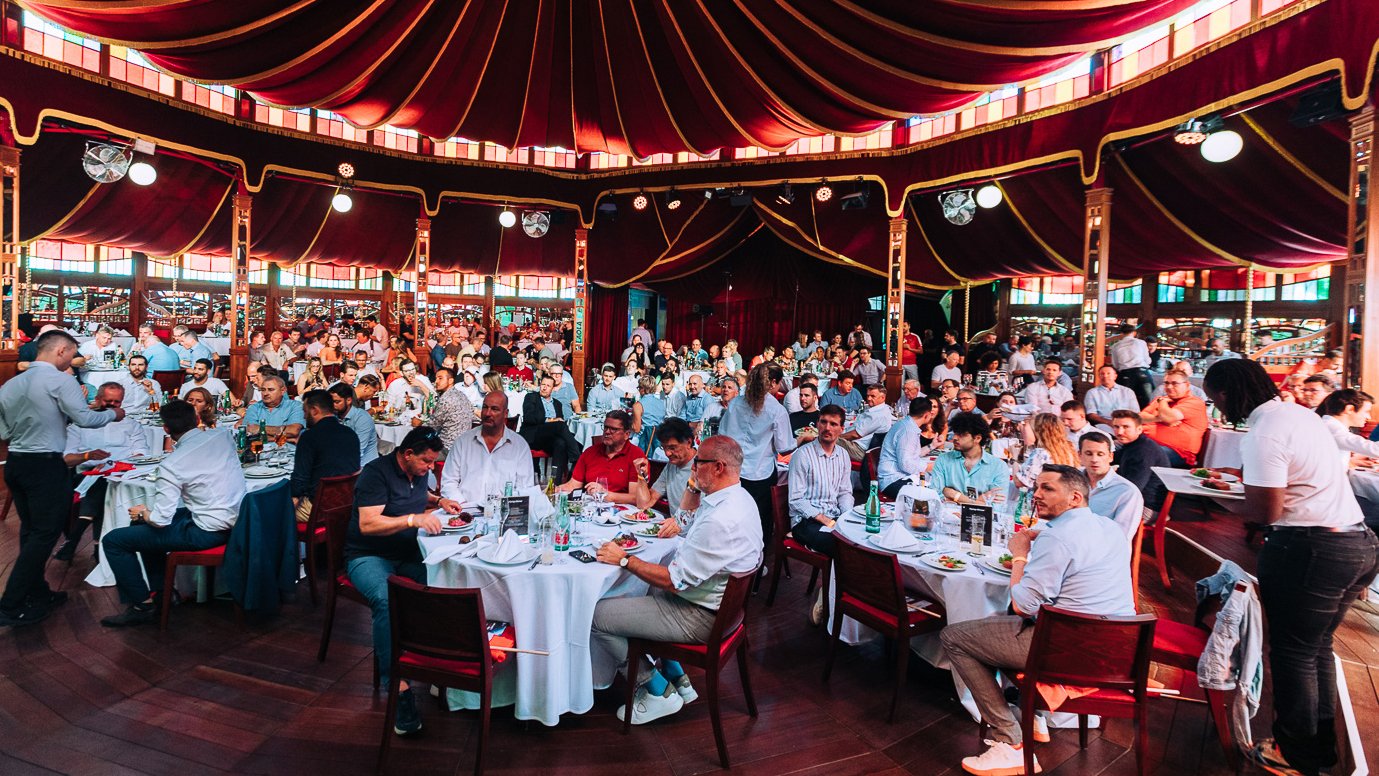 Freigetränke beim Public Viewing in der LAOLA1 VIP Manege