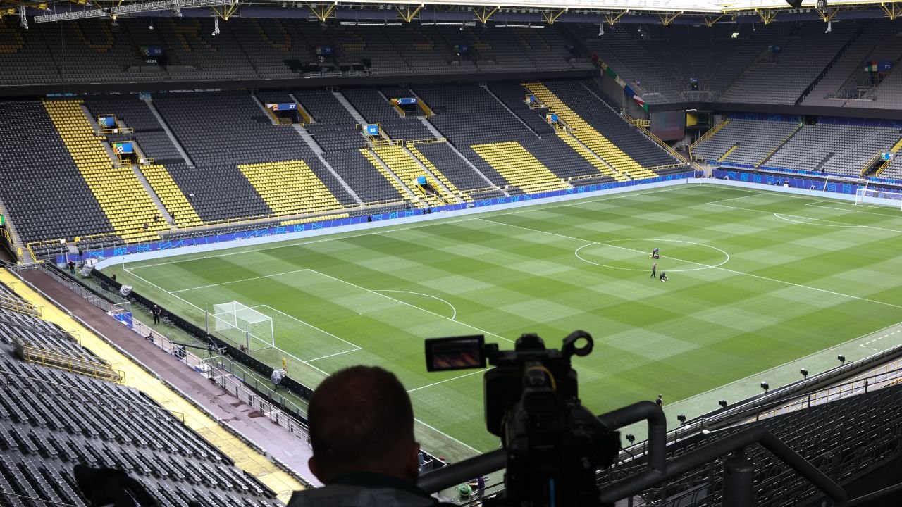 Deshalb kletterte Vermummter unter Dortmunder Stadiondach