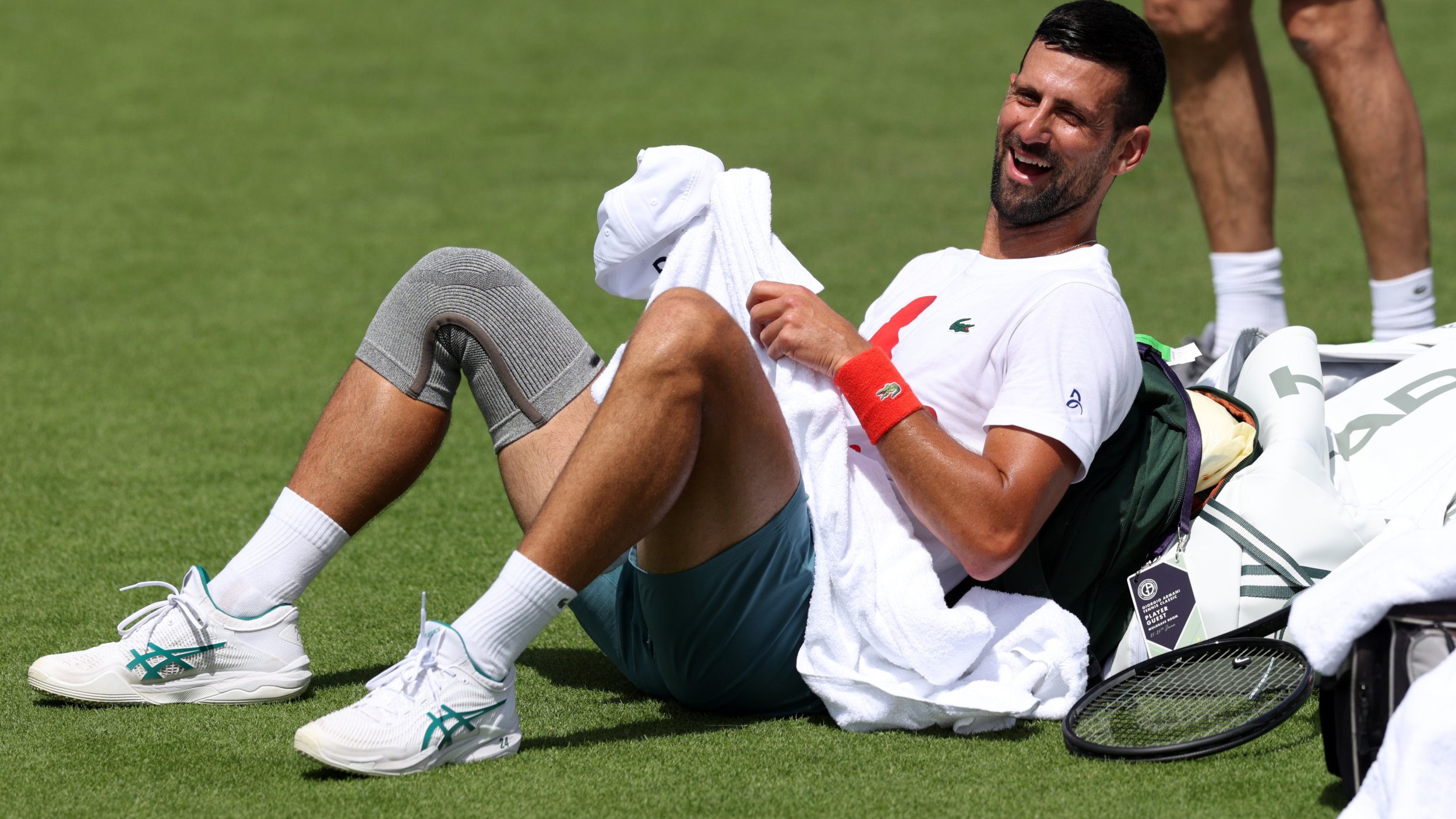 Djokovic kann nach Knie-Verletzung wieder lachen