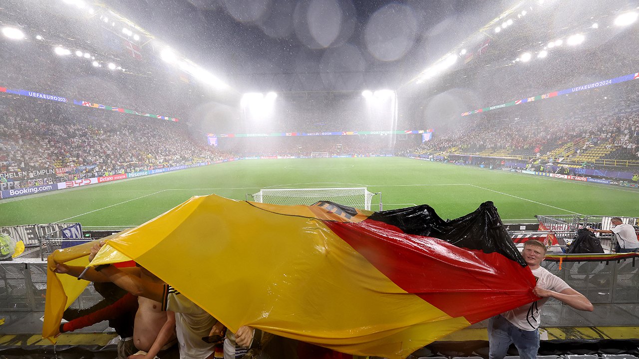 Kurios! Polizei holte Mann von Stadion-Dach in Dortmund