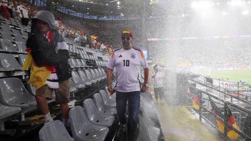 Deutschland gegen Dänemark musste unterbrochen werden