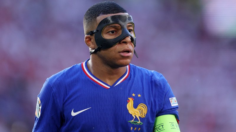 Besserer Durchblick: Neue Maske für Mbappe