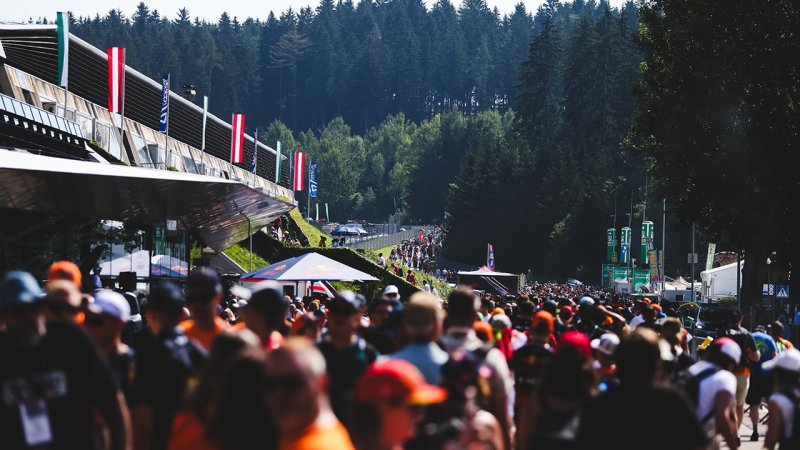 Dirndl, Schnitzel, Fans & Promis - Best of Spielberg 2024