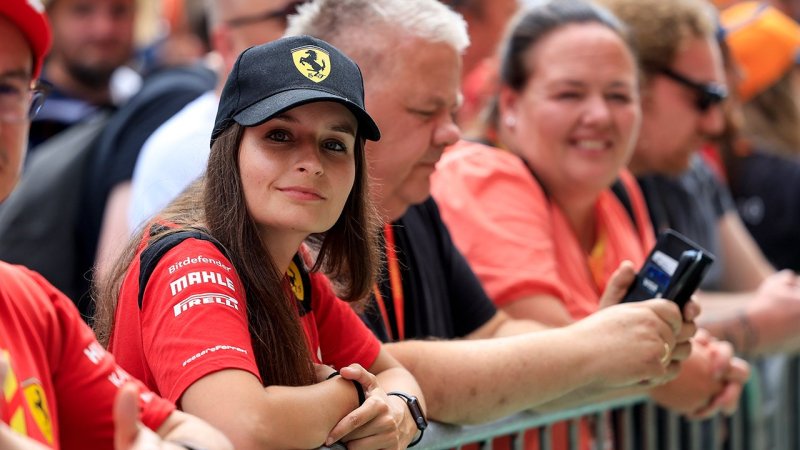 Dirndl, Schnitzel, Fans & Promis - Best of Spielberg 2024