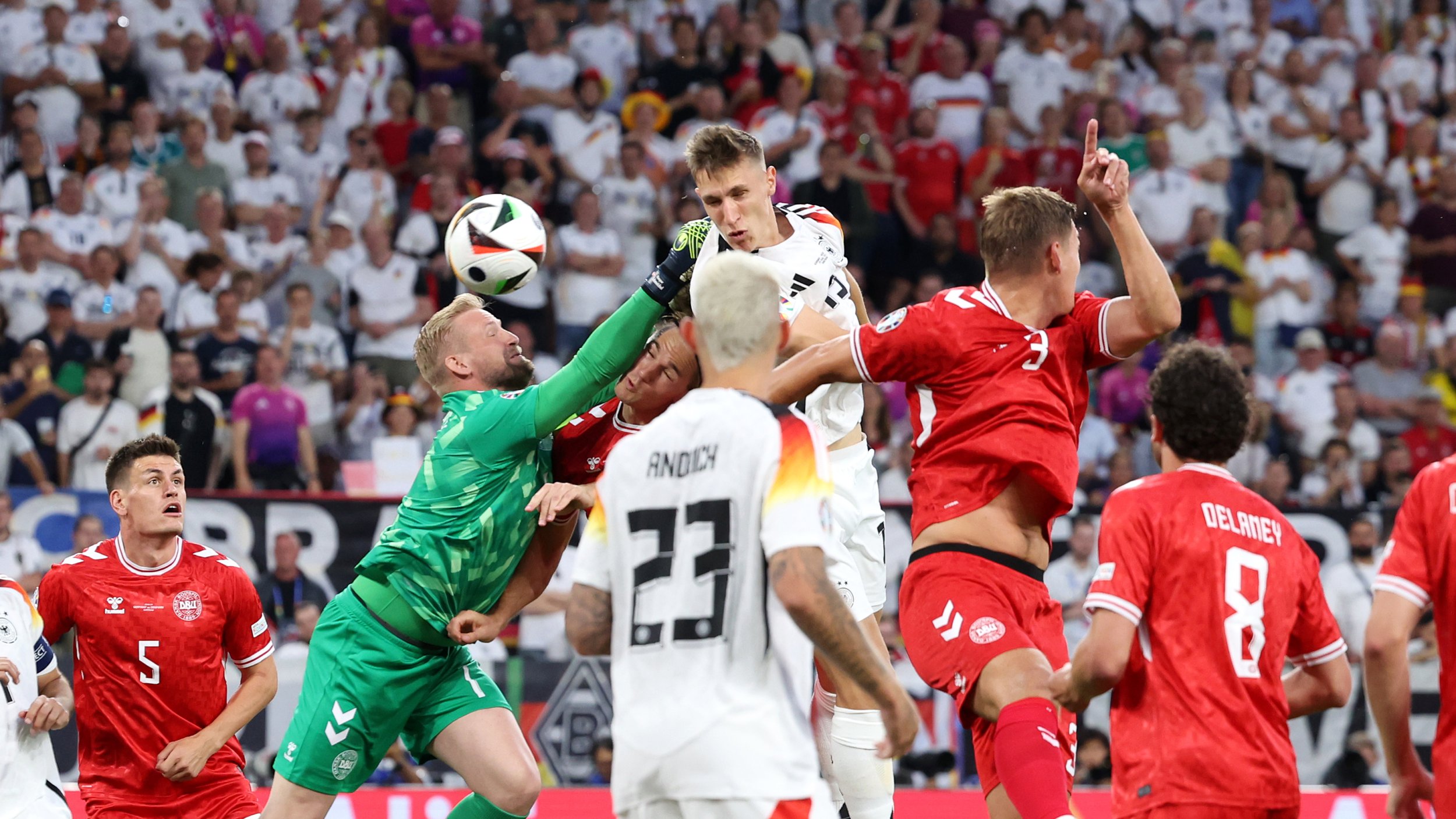 VAR-Wahnsinn! <a href='/de/daten/news/deutschland/' class='tag'>Deutschland</a> steht im Viertelfinale