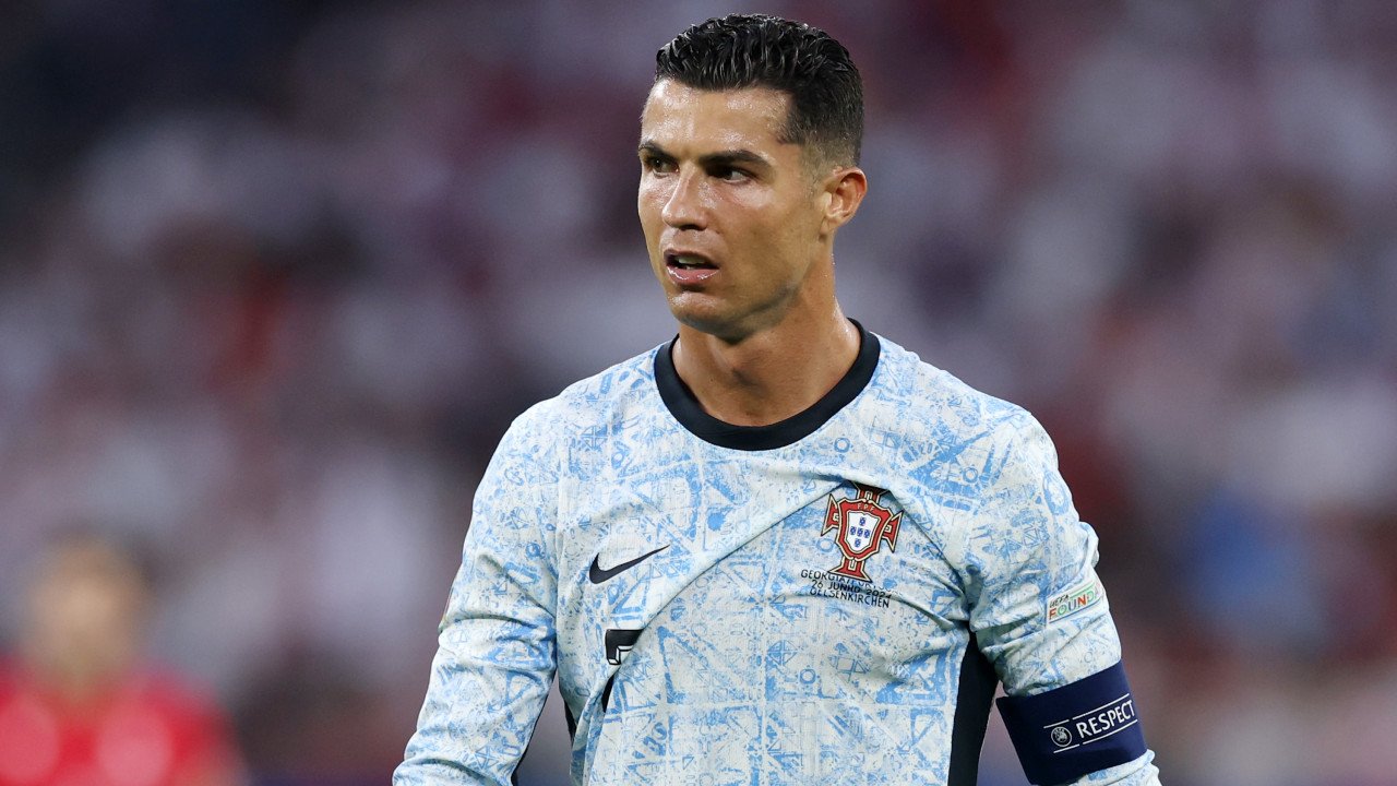 Irre! Fan springt auf Ronaldo zu