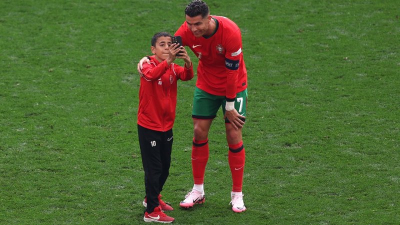 Junger "Flitzer" will Selfie mit Ronaldo - und bekommt es