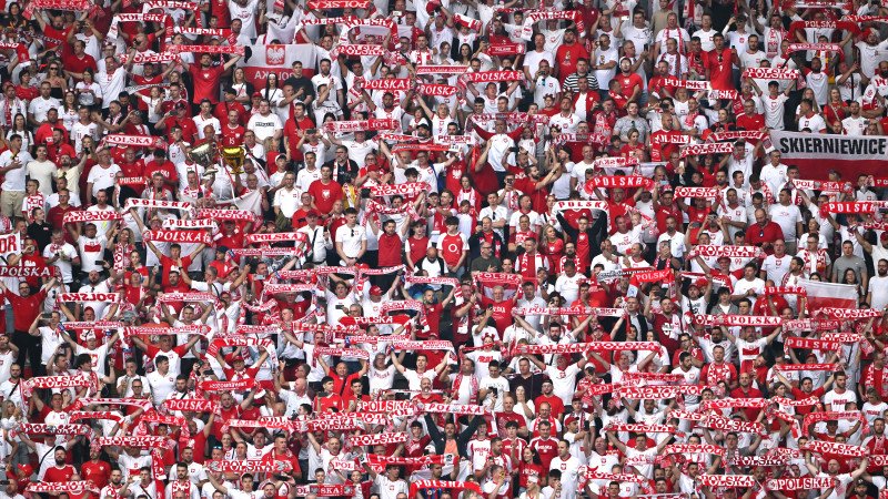 Schwer verletzt: Fan stürzt bei Österreich-Sieg von Tribüne