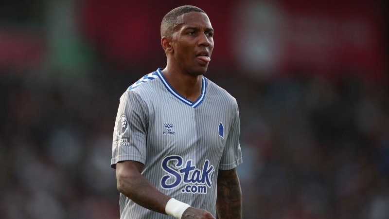 Everton: Young kurz vor Vertragsverlängerung