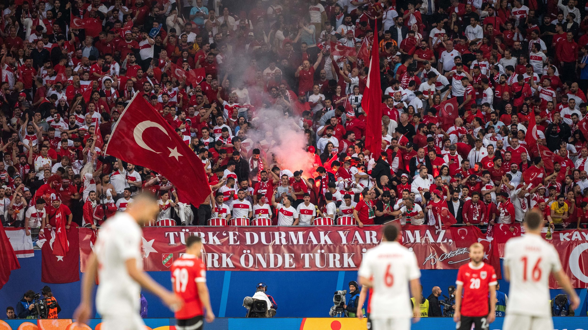 EURO 2024: Türkei-Ultras rufen zu Wolfsgruß auf