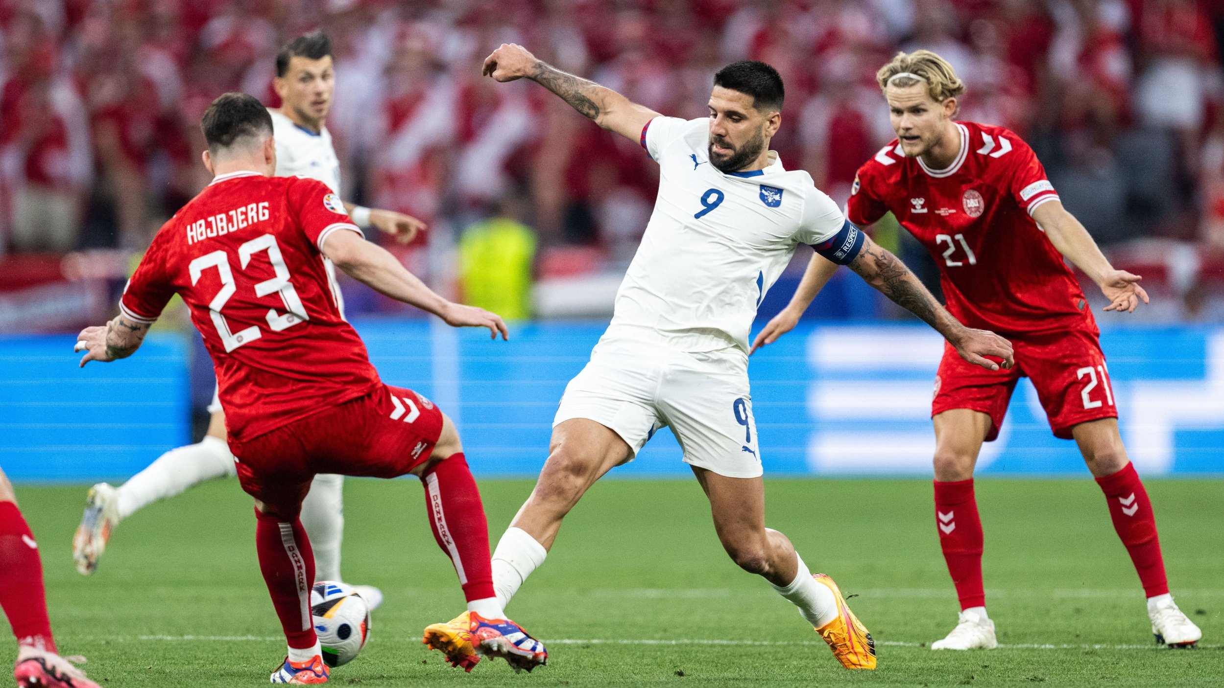 Dänemark zittert sich gegen Serbien ins EM-Achtelfinale