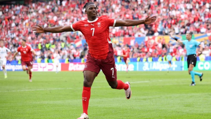 "Wie bei Mario Kart": Embolos kurioser Treffer