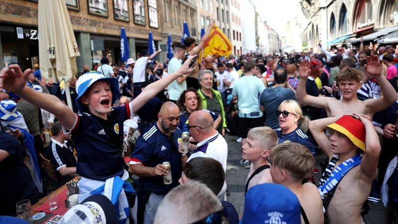 Bilder: So feiern die Fans den Auftakt  der EURO