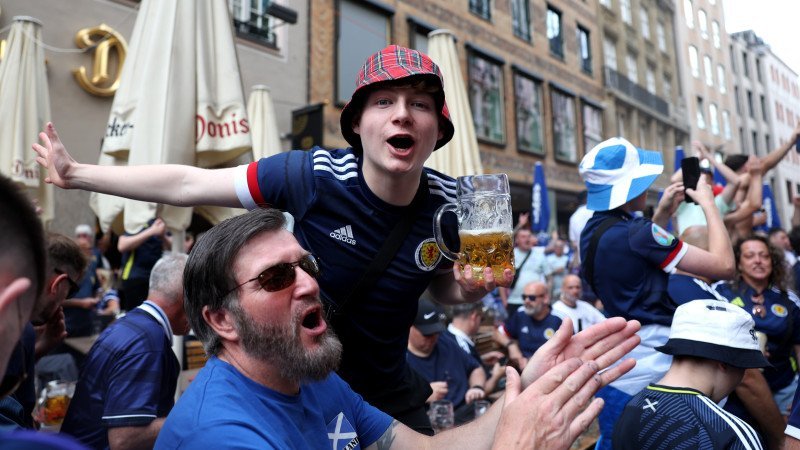 Bilder: So feiern die Fans den Auftakt  der EURO