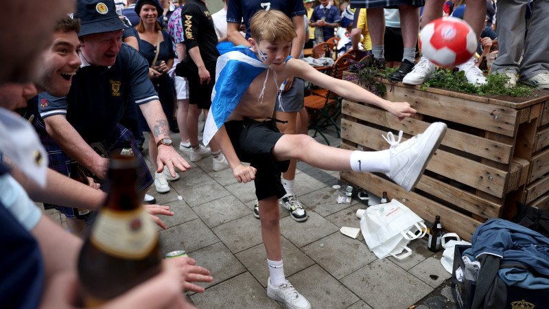 Bilder: So feiern die Fans den Auftakt  der EURO
