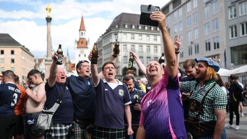 Bilder: So feiern die Fans den Auftakt  der EURO