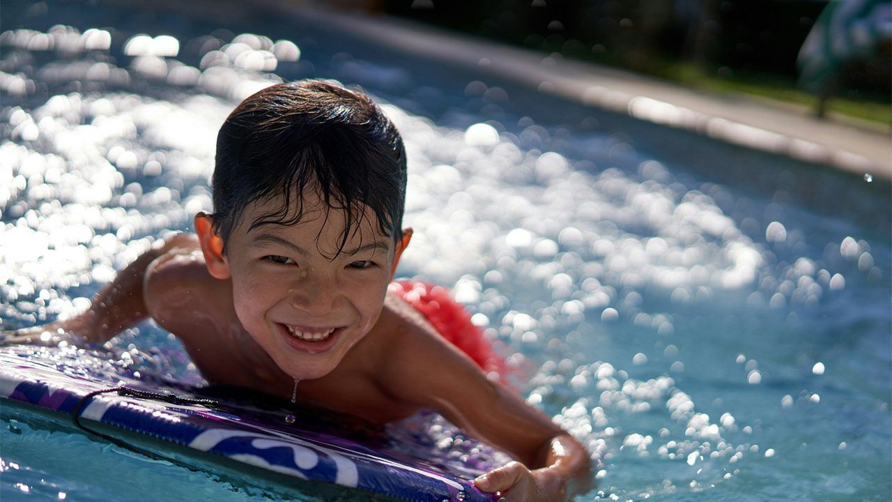 #WellenMachen für lebensrettende Kinderschwimmkurse