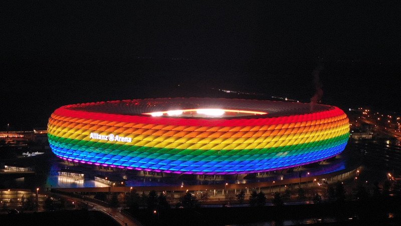 Bei EM: Münchner Arena erstrahlt wieder in Regenbogenfarben