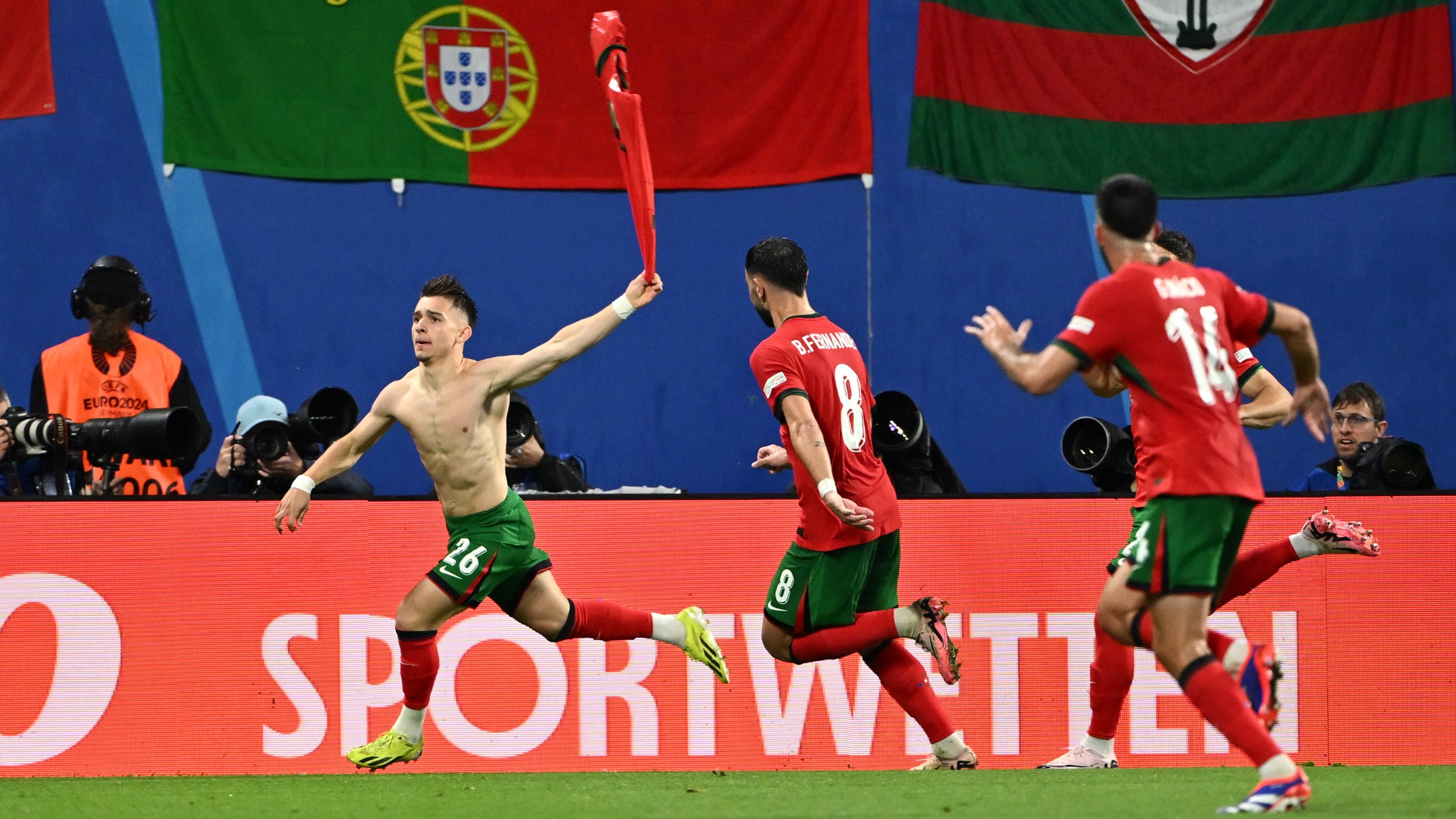 <a href='/de/daten/news/portugal/' class='tag'>Portugal</a> jubelt über Last-Minute-Sieg gegen Tschechien