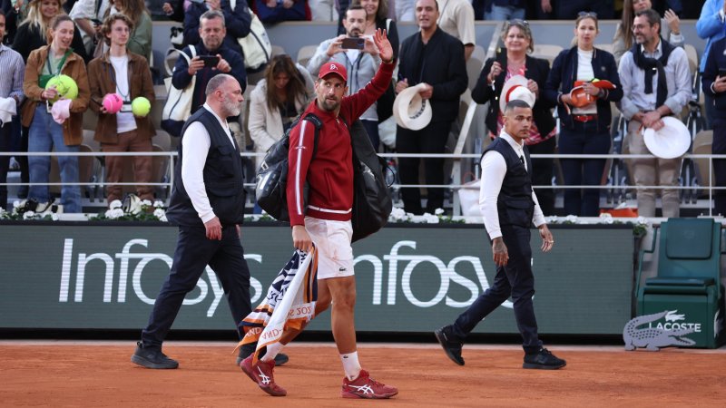 Meniskus-OP? Djokovic bangt um Wimbledon-Teilnahme