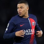 Mbappe winkt bei Vertragsunterschrift Megasumme