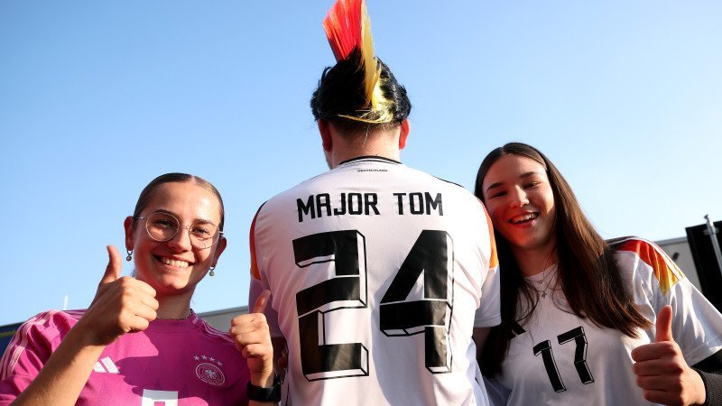 Nach 40 Jahren! DFB-Torhymne "Major Tom" zurück in Top Ten