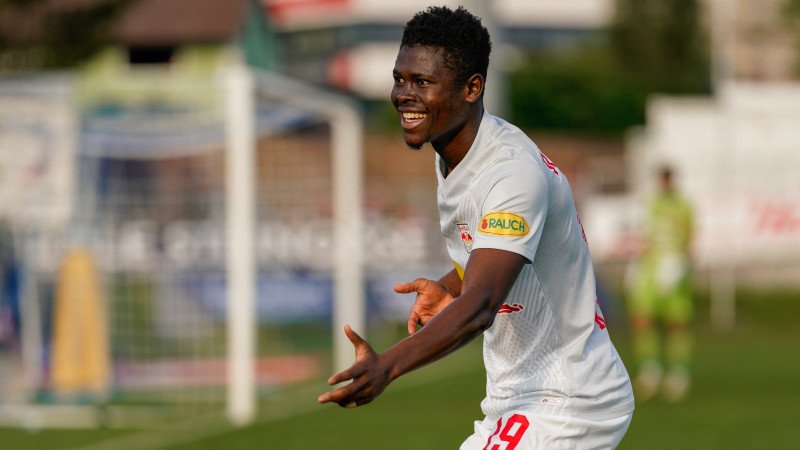 35 Millionen? BVB lässt bei Salzburgs Konate nicht locker