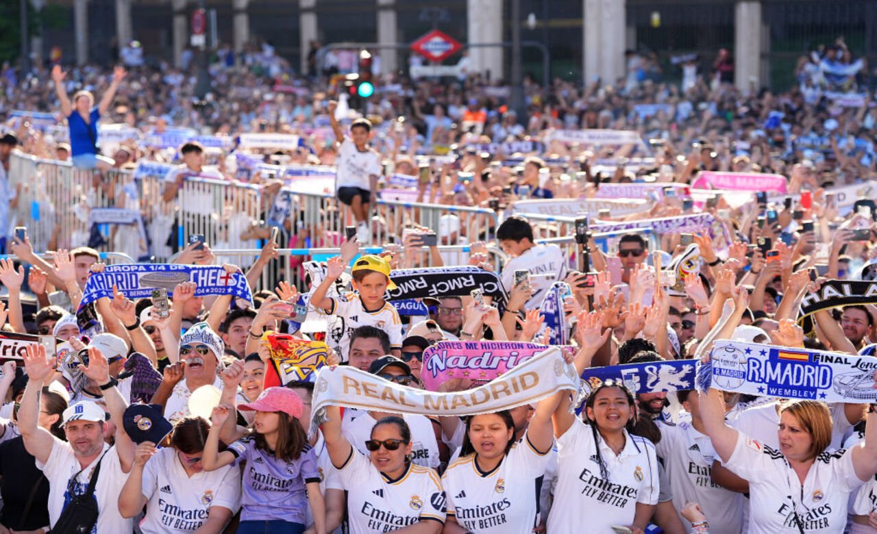 Frenetischer Empfang für <a href='/de/daten/news/fussball/real-madrid/' class='tag'>Real Madrid</a> nach dem 15. Triumph