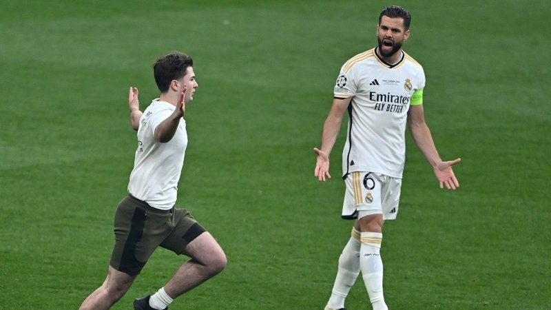So stoppt Marcel Sabitzer einen Flitzer im CL-Endspiel