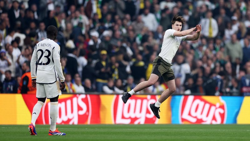 So stoppt Marcel Sabitzer einen Flitzer im CL-Endspiel