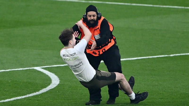 So stoppt Marcel Sabitzer einen Flitzer im CL-Endspiel