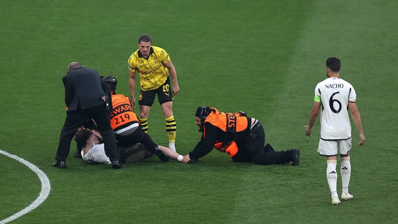 So stoppt Marcel Sabitzer einen Flitzer im CL-Endspiel