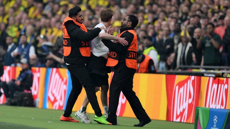 So stoppt Marcel Sabitzer einen Flitzer im CL-Endspiel