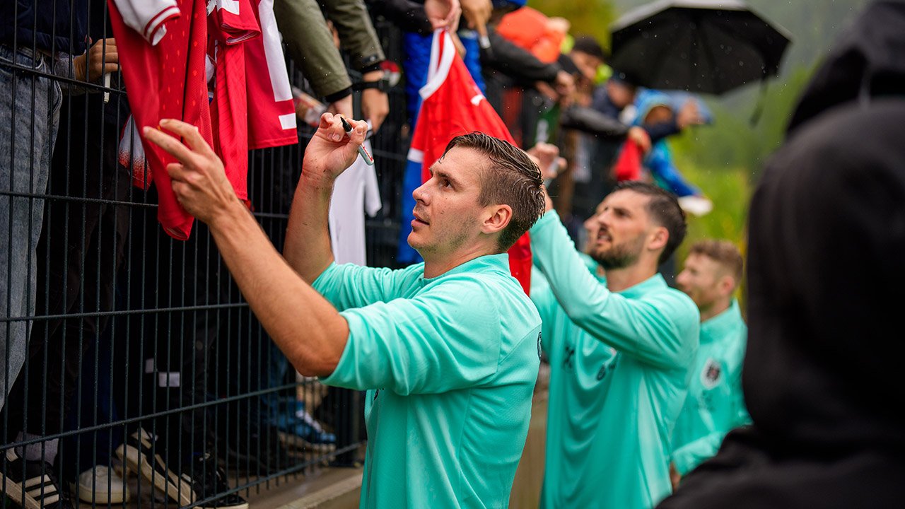 ÖFB: Pitschnass auf Tuchfühlung mit den Fans