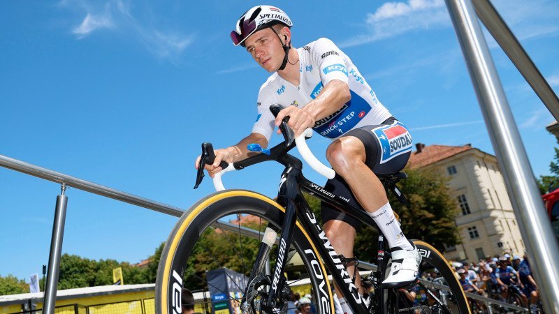 Evenepoel gewinnt erstes Zeitfahren, Pogacar weiter in Gelb