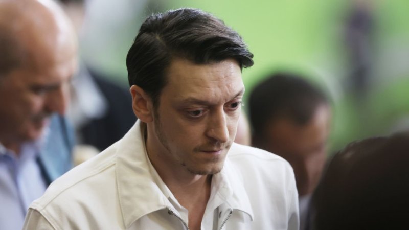 Vor EM-Viertelfinale: Mesut Özil teilt Wolfsgruß-Foto