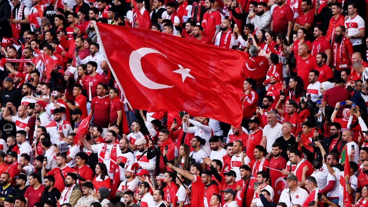 Fans zeigen Wolfsgruß: Polizei stoppt Türkei-Fanmarsch