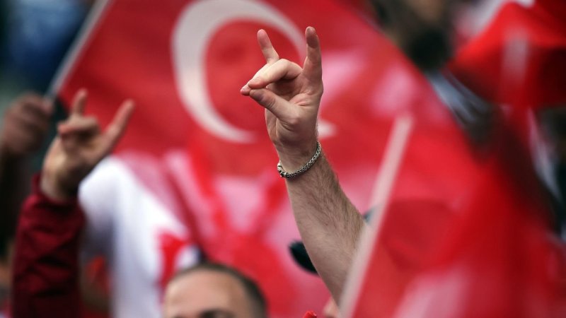 EM-Viertelfinale: Tausende türkische Fans zeigen Wolfsgruß