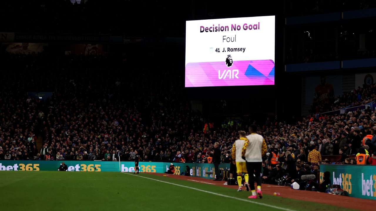 Zurück in die Zukunft? <a href='/de/daten/news/fussball/premier-league/' class='tag'>Premier League</a> stimmt über VAR ab