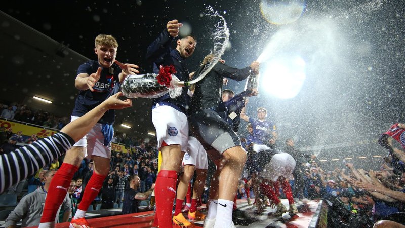 Bilder! So ließ es Holstein Kiel nach dem Aufstieg krachen