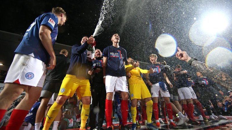 Bilder! So ließ es Holstein Kiel nach dem Aufstieg krachen