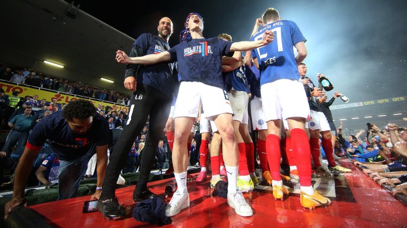 Bilder! So ließ es Holstein Kiel nach dem Aufstieg krachen