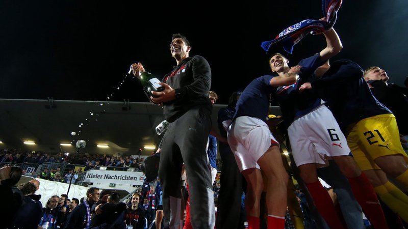 Bilder! So ließ es Holstein Kiel nach dem Aufstieg krachen