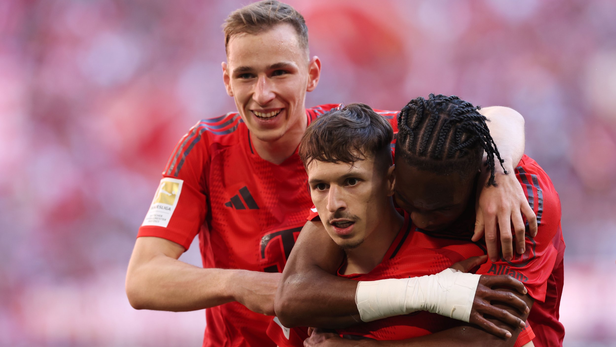 Stark rotierte Bayern bezwingen Hasenhüttls Wolfsburg