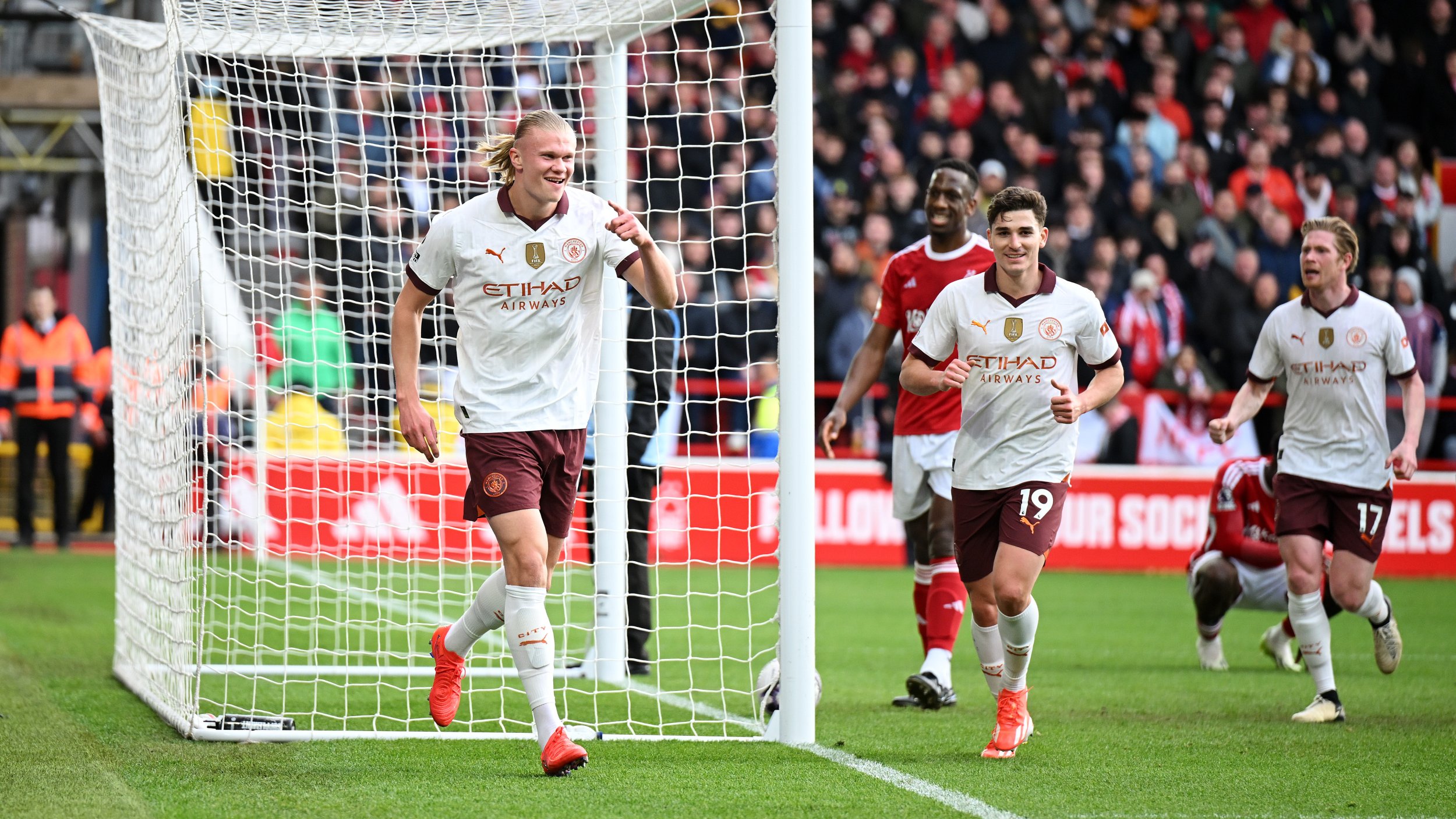 <a href='/de/daten/news/fussball/manchester-city/' class='tag'>Manchester City</a> hält im PL-Meisterrennen mit Arsenal Schritt