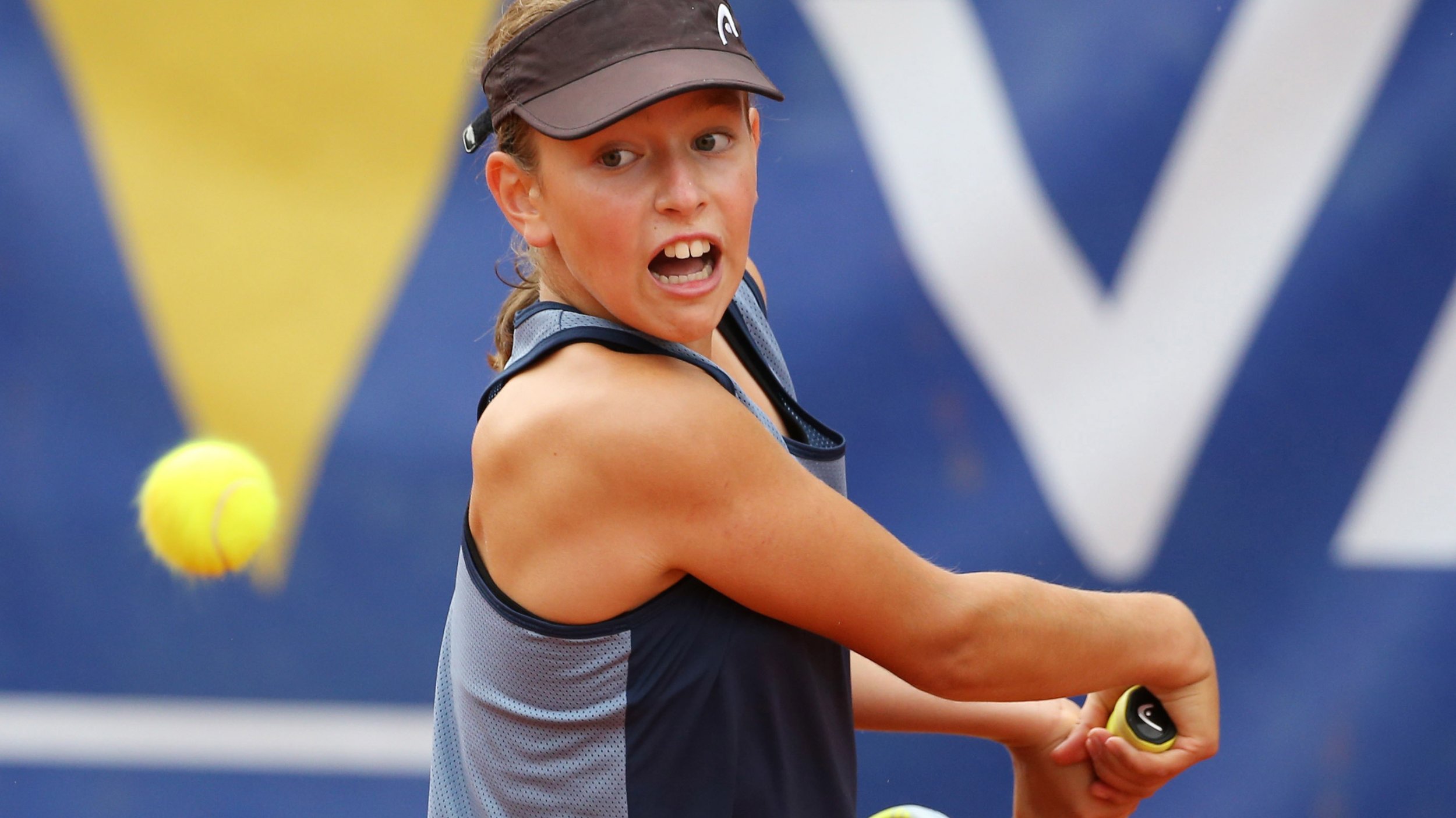 14-Jährige wehrt 9 Matchbälle ab und wird Hallen-Meisterin