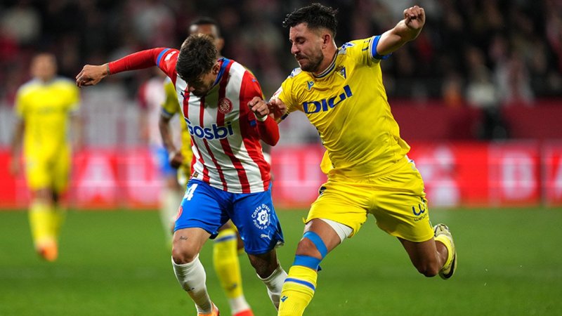 Girona bleibt am FC Barcelona dran